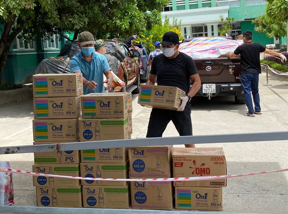 Quỹ TLV Lao Động hỗ trợ vật tư y tế  đến điểm cách ly tập trung Bệnh viện Điện Bàn, Quảng Nam (ảnh TH)