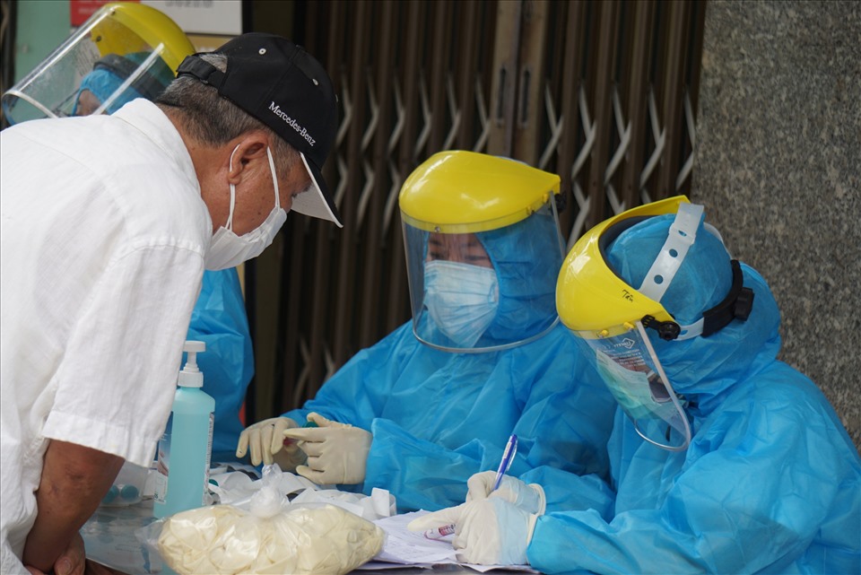 Trung tâm Y tế quận Sơn Trà  cho biết, trong hôm qua, cán bộ y tế đã lấy khoảng 1.000 mẫu để đưa đi xét nghiệm COVID-19. Ảnh: Hữu Long