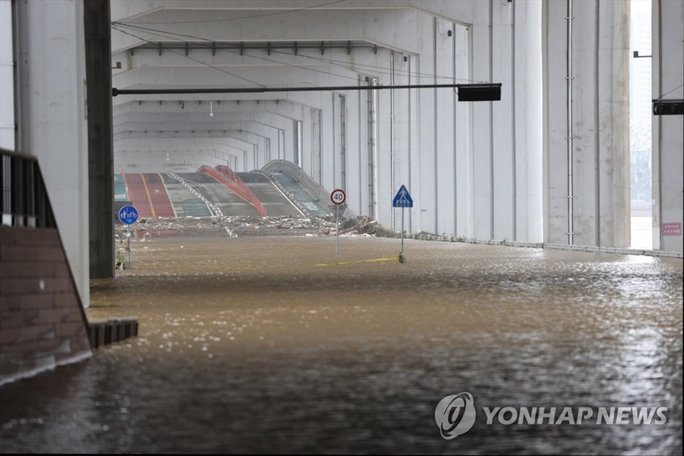 Cầu Jamsu, nối liền phần phía nam và phía bắc của Seoul bị ngập một phần sau trận mưa lớn ngày 3.8. Ảnh: Yonhap.