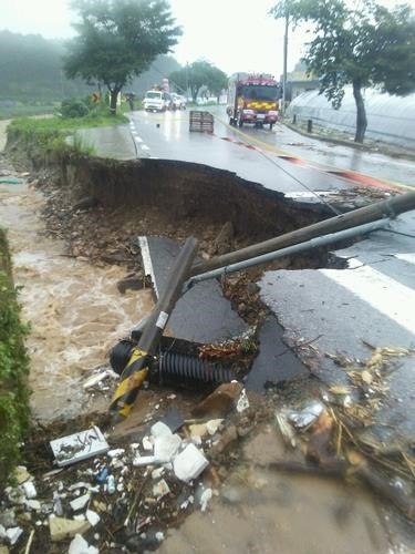 Một con đường ở Chungju, tỉnh Bắc Chungcheong, bị phá hủy bởi những cơn mưa lớn ngày 2.8. Ảnh: Yonhap.