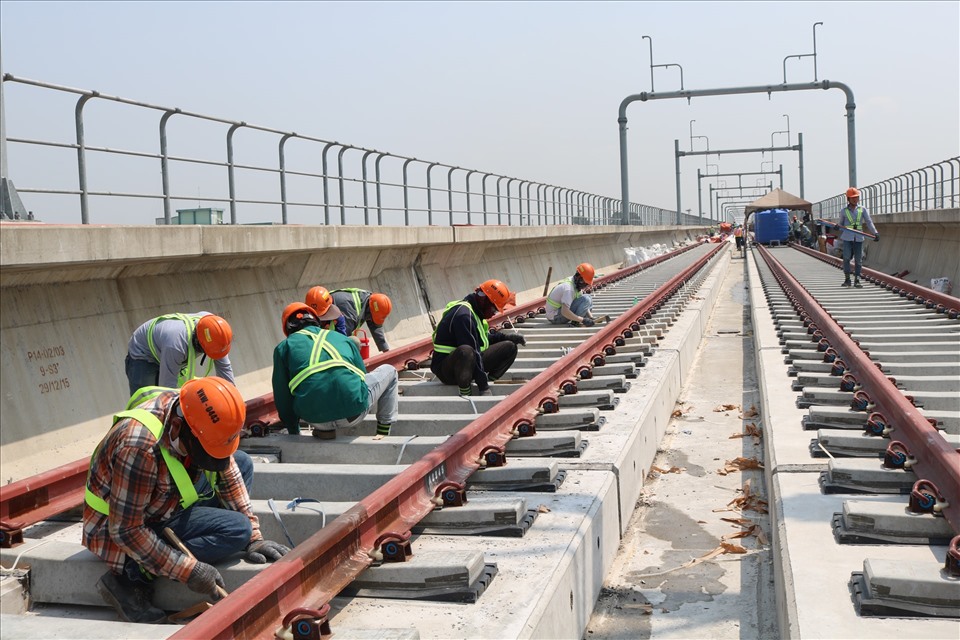 Công nhân thi công đoạn trên cao của tuyến Metro Bến Thành - Suối Tiên.  Ảnh: Minh Quân
