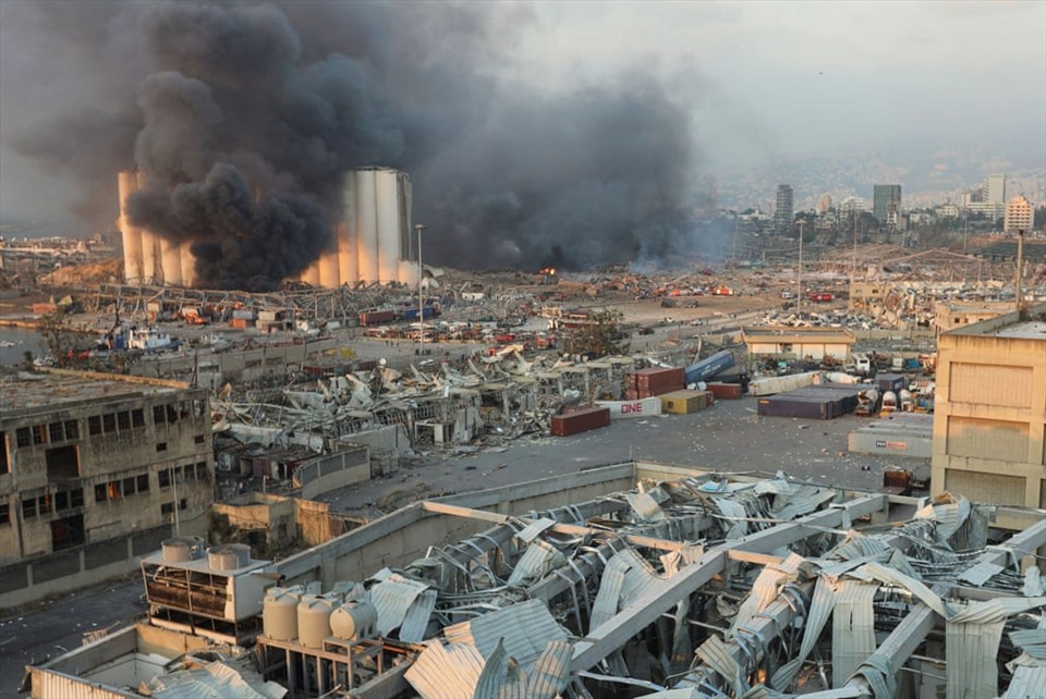 Hiện trường tan hoang sau vụ nổ ở Beirut. Ảnh: Reuters.