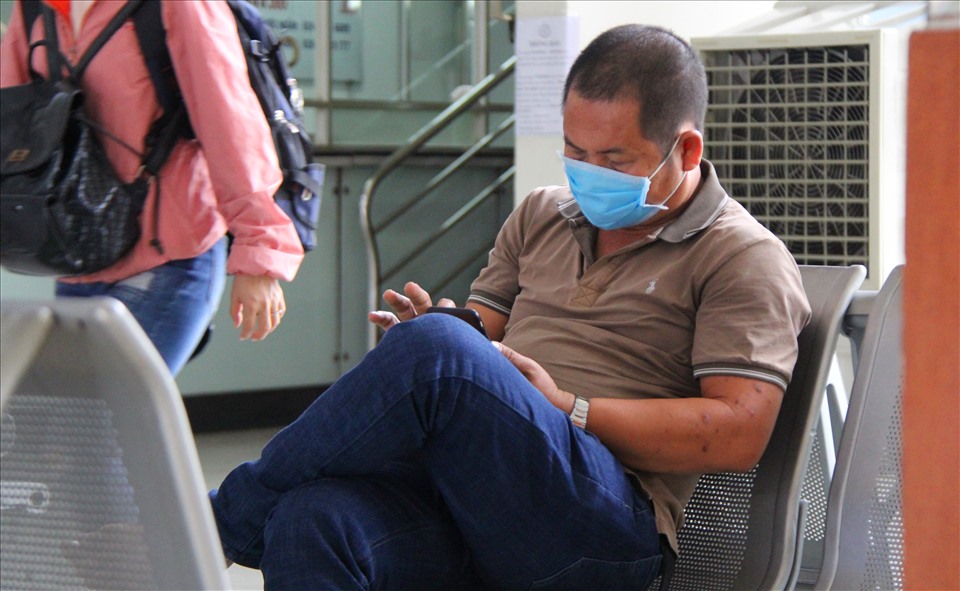 Anh Nguyễn Hoài Nam (34 tuổi, quận Thủ Đức) cho biết thời điểm này dịch bệnh đang rất khó lường, việc đến những nơi đông người mà không sử dụng khẩu trang, biện pháp phòng dịch là rất nguy hiểm.