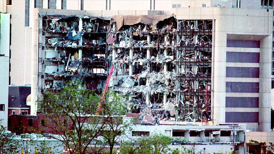 Vụ tấn công phá hủy tòa nhà văn phòng liên bang ở thành phố Oklahoma, Mỹ từng dùng amoni nitrat. Ảnh: Sky News.