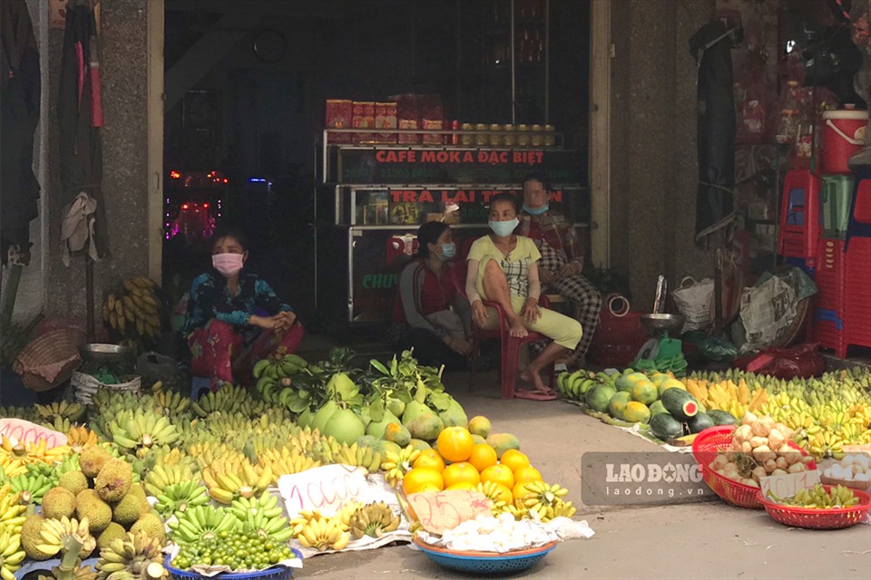 Các tiểu thương tại chợ Nhị Thiên Đường (quận 8) cho biết đeo khẩu trang là biện pháp cần thiết để tránh bị lây lan dịch bệnh khi mỗi ngày họ phải tiếp xúc với rất nhiều người. Ảnh: Thanh Vũ