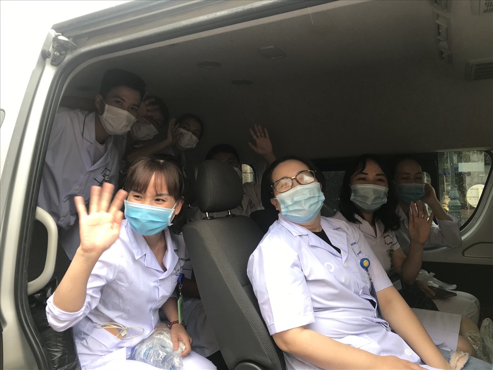 Chiều nay 5.8, các bác sĩ, điều dưỡng sẽ khởi hành đến Đà Nẵng, chi viện cho bệnh viện dã chiến tại đây. Ảnh Mai Dung