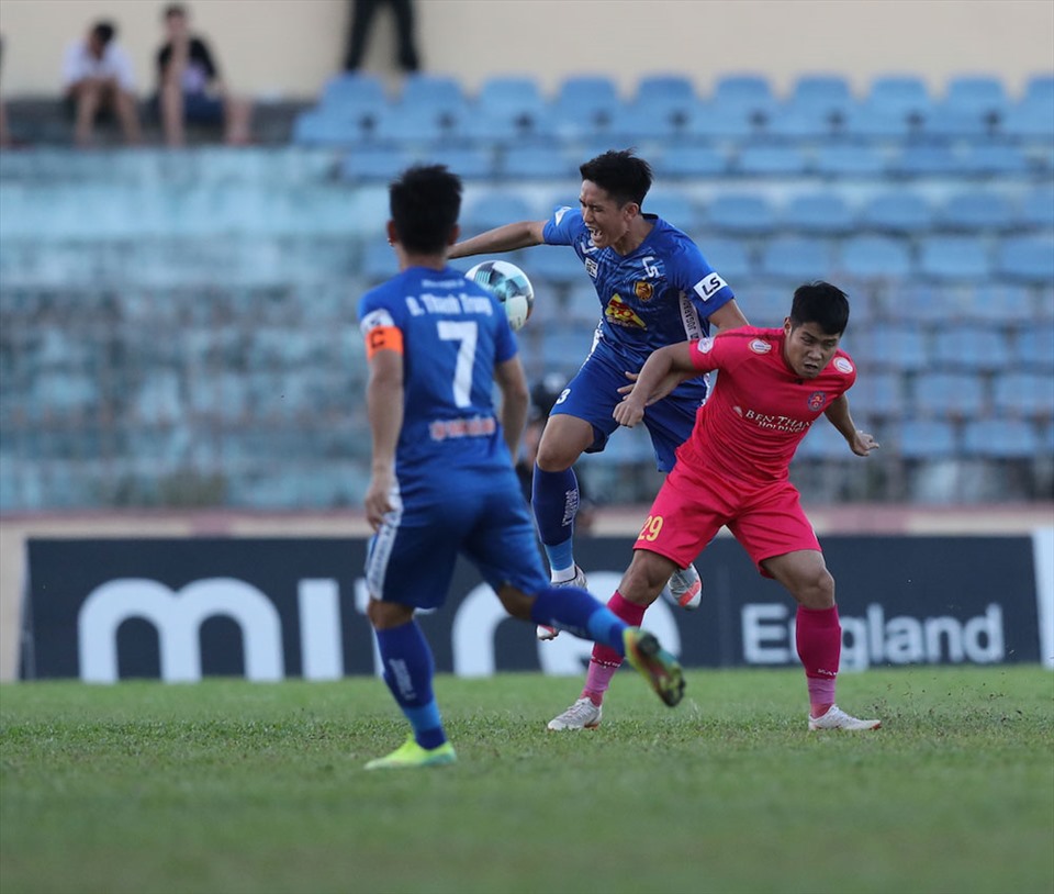 Quảng Nam (áo xanh) là một trong những đội bóng đề xuất kết thúc sớm V.League 2020, không có đội xuống hạng. Ảnh: VPF