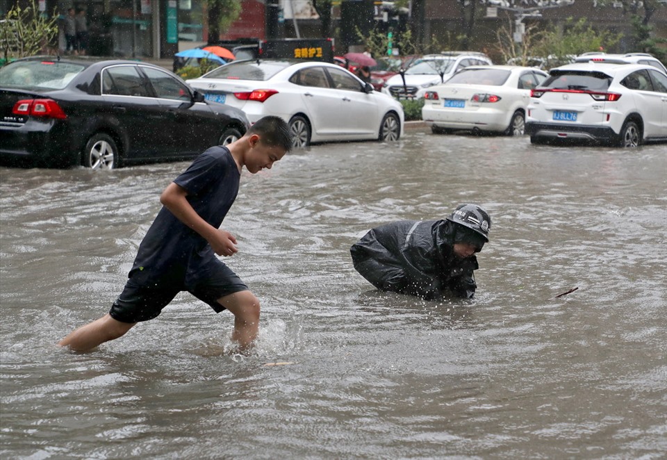 Ngập lụt ở thành phố Ngọc Hoàn, tỉnh Chiết Giang, ngày 4.8.2020 sau khi bão Hagupit đổ bộ. Ảnh: China Daily