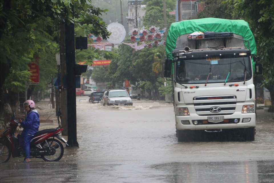 Các phương tiện lưu thông khó khăn trên các tuyến đường. Thậm chí đã có nhiều phương tiện bị ngập, hư hỏng tại nhều tuyến đường trên địa bàn TP Điện Biên.