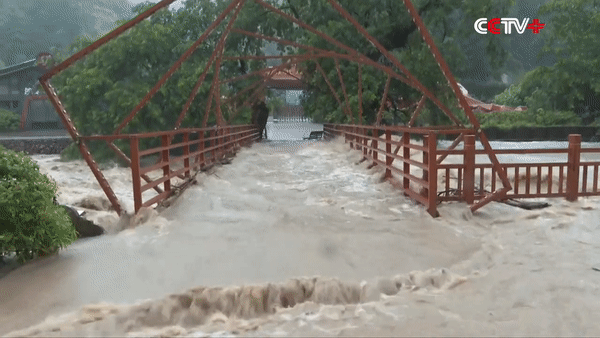 Bão Hagupit gây ngập lụt. Ảnh: CCTV