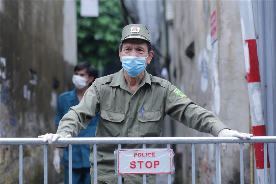 Ngay khi nhận được thông tin và chỉ đạo từ cấp trên, UBND phường Phúc Diễn đã phối hợp với các lực lượng chức năng lập chốt, phong tỏa khu vực ngõ 4, phố Kiều Mai là nơi ở của bệnh nhân 714 để đảm bảo công tác phòng, chống dịch COVID-19. Ảnh: Huyền Chang