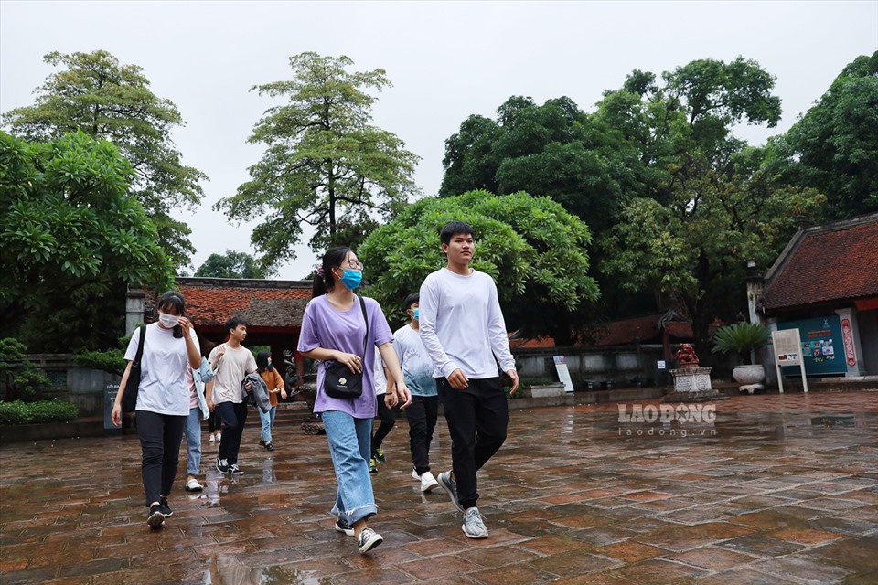 8h sáng, nhóm học sinh lớp 12 trường THPT Yên Viên (Hà Nội) đến cầu may trước kỳ thi tốt nghiệp TPHT tại Văn Miếu Quốc Tử Giám.
