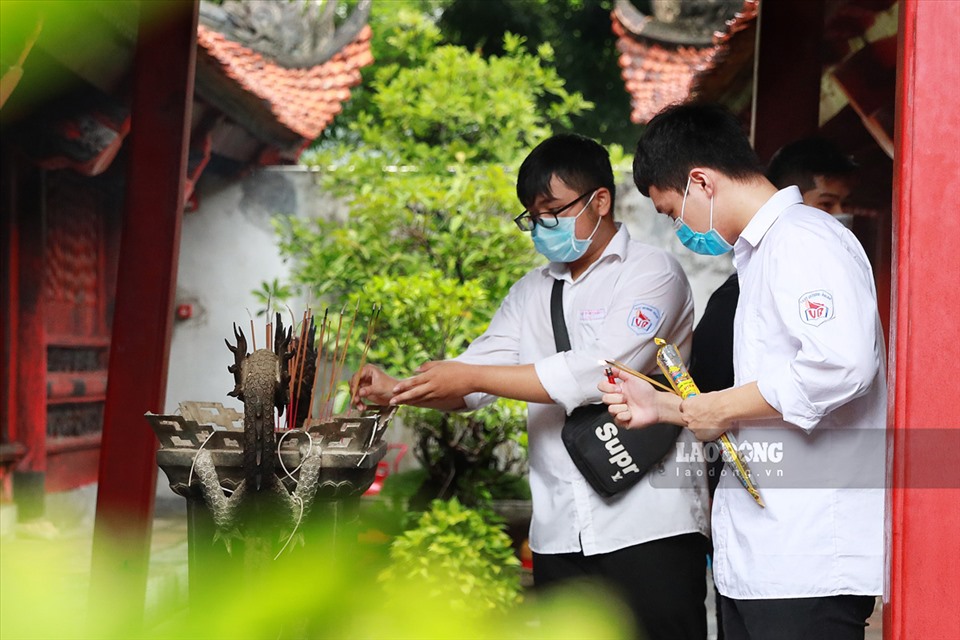 Nhóm học sinh trường THPT Việt Nam – Ba Lan (Hoàng Mai, Hà Nội) đeo khẩu trang phòng dịch thắp hương tại khu di tích.