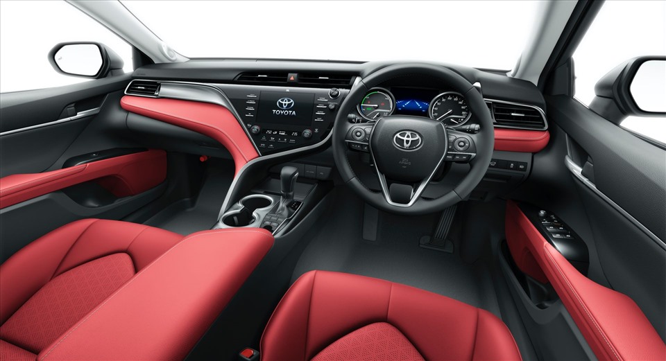 Màu đỏ là màu chủ đạo được Toyota sử dụng khi thiết kế nội thất cho phiên bản đặc biệt kỷ niệm 40 năm này. Ảnh: Carscoops