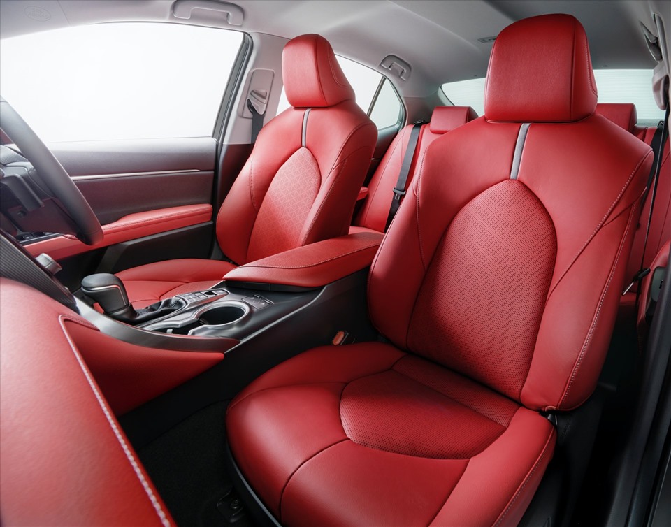 Toyota Camry Black Edition được bổ sung các công nghệ hỗ trợ người lái như phát hiện điểm mù, phanh tự động khi phát hiện có phương tiện cắt ngang hay hỗ trợ đỗ xe... Ngoài ra, Toyota còn bọc nha ở nhiều vị trí thiết yếu bên trong nội thất của xe như ghế ngồi, bệ cửa,... Ảnh: Carscoops