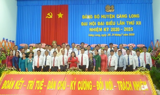 Ban chấp hành Đảng bộ huyện Càng Long, nhiệm kỳ 2020 – 2025 ra mắt Đại hội. Ảnh: travinh.gov.vn.