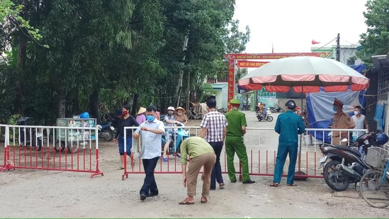 Lực lượng chức năng lập chốt kiểm soát trên tuyến tỉnh lộ 4C, đoạn quan địa bàn phường Quảng Vinh, TP. Sầm Sơn. Ảnh: Quách Du