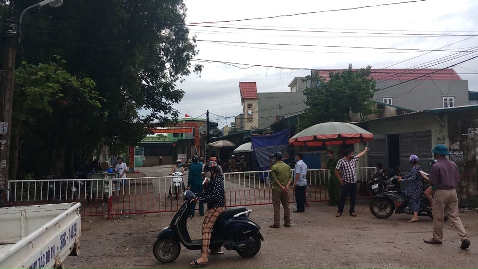 Lực lượng chức năng TP. Sầm Sơn tiến hành lập chốt kiểm soát dịch COVID-19 tại phường Quảng Vinh. Ảnh: Quách Du