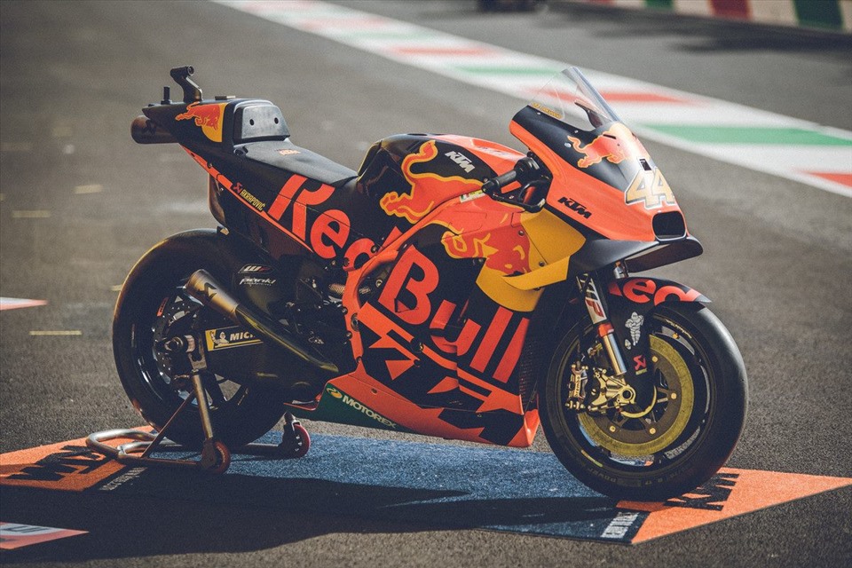 Ước mơ sở hữu một chiếc xe đua MotoGP của người đam mê bộ môn này không còn quá xa vời. KTM Motosport vừa rao bán mẫu xe KTM RC 16 - mẫu xe được tay đua Pol Espargaro dùng để thi đấu trong mùa giải MotoGP 2019 với giá khoảng 340.000 USD (gần 8 tỷ đồng). Ảnh: Bikesrepublic