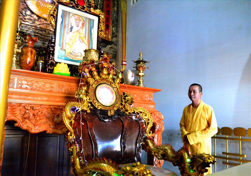 Riêng nhà tổ, di ảnh tổ khai sơn được bày trí ở ngôi giữa, bên dưới là ghế ngai gỗ được thợ giỏi của làng mộc Chợ Thủ nổi danh trên đất Chợ Mới đục chạm tinh xảo với bên trên có 9 đầu rồng, tượng trưng cho dòng cửu long trên đất Nam Bộ. Ảnh: LT