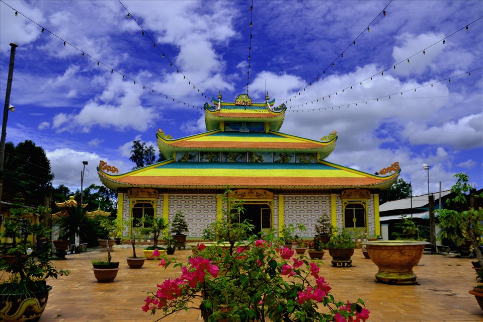 Tọa lạc trên diện tích hơn 4ha trên cù lao Tấn Mỹ nằm giữa sông Tiền, xung quanh nhiều cây xanh tỏa bóng mát, thanh tịnh vì vậy, Thành Hoa tự trước hết là điểm dừng chân lý tưởng cho tất cả mọi du khách muốn tẩy bỏ ồn ào phố thị. Ảnh: LT