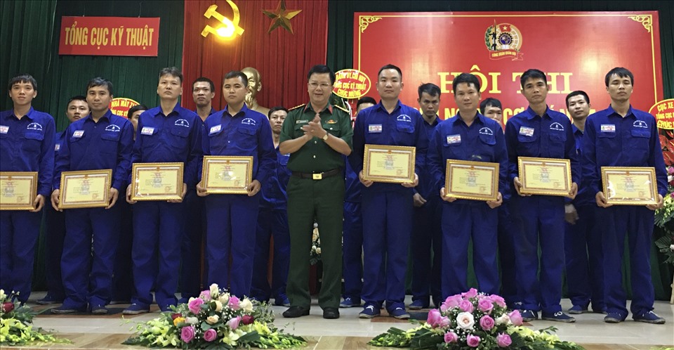 Đại tá Nguyễn Đình Đức - Uỷ viên Đoàn Chủ tịch Tổng LĐLĐVN, Trưởng ban Công đoàn Quốc phòng trao thưởng cho các cá nhân. Ảnh: Hải Anh