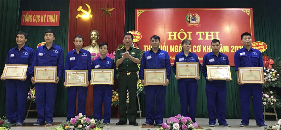 Thiếu tướng Lê Thanh Hà - Phó Chính uỷ Tổng cục Kỹ thuật - trao thưởng cho các thí sinh. Ảnh: Hải Anh