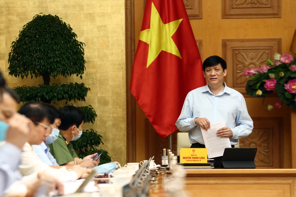 GS.TS Nguyễn Thanh Long, Quyền Bộ trưởng Bộ Y tế trao đổi về tình hình dịch tại TP. Đà Nẵng. Ảnh: VGP/Đình Nam