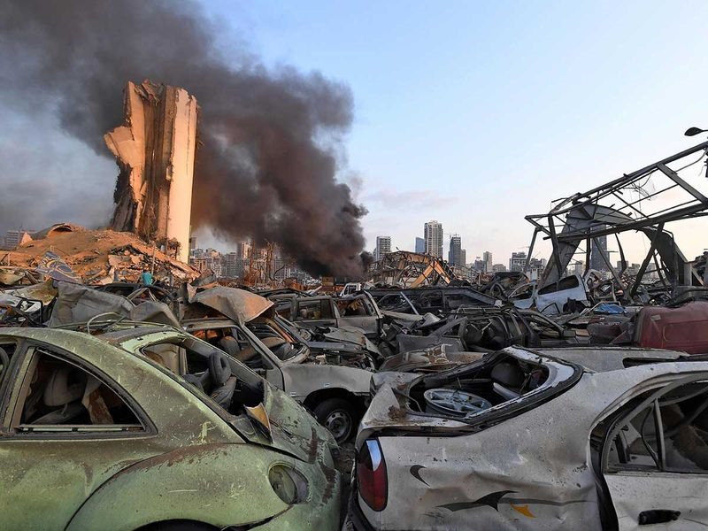 Hàng loạt xe ô tô bị phá hủy do vụ nổ ở Beirut, Lebanon. Ảnh: AFP.
