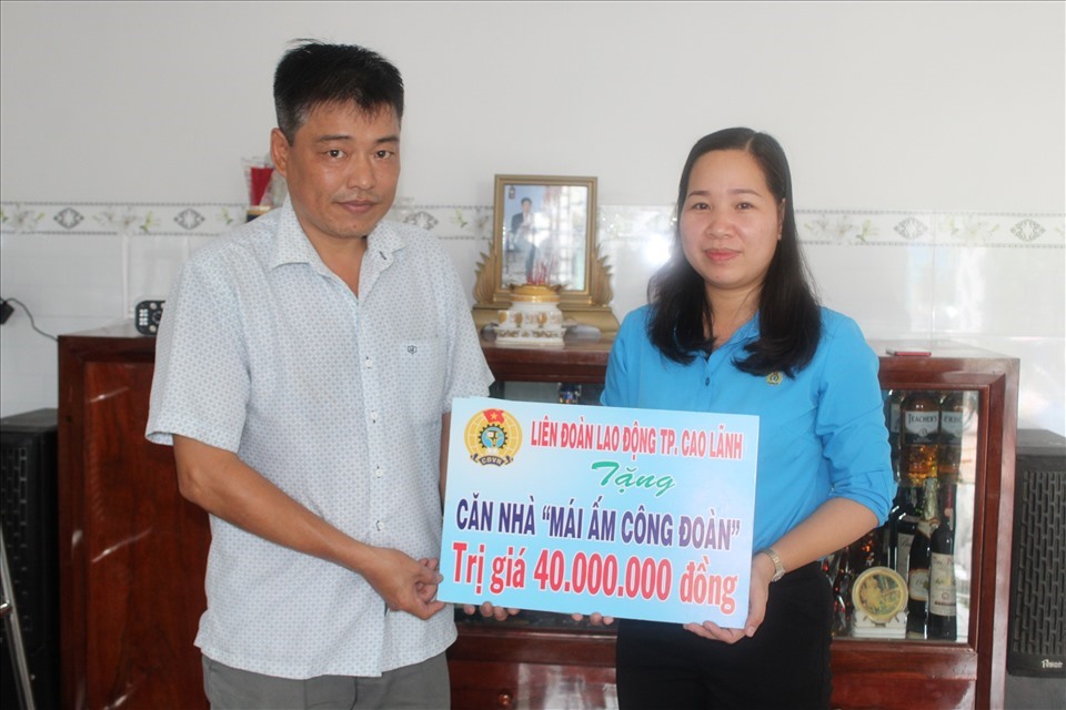 Chủ tịch LĐLĐ TP Cao Lãnh Huỳnh Thị Thu Thủy trao bảng tượng trưng kinh phí hỗ trợ xây dựng nhà “Mái ấm công đoàn“. Ảnh: Trung Hiếu