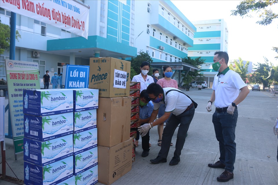 Tập thể công ty Heineken Việt Nam - Chi nhánh Đà Nẵng tặng khẩu trang, miếng chắn bảo vệ và nhu yếu phẩm cho Bệnh viện Đa khoa khu vực Quảng Nam.