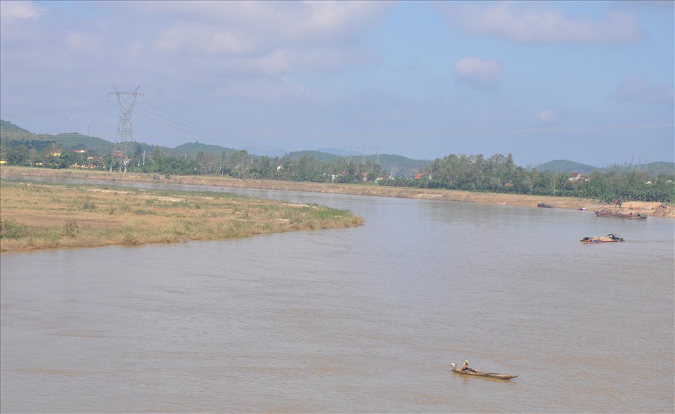 Sông Lam đoạn qua làng Khả Lãm, xã Thượng Tân Lộc (Nam Đàn). Ảnh: Công Kiên