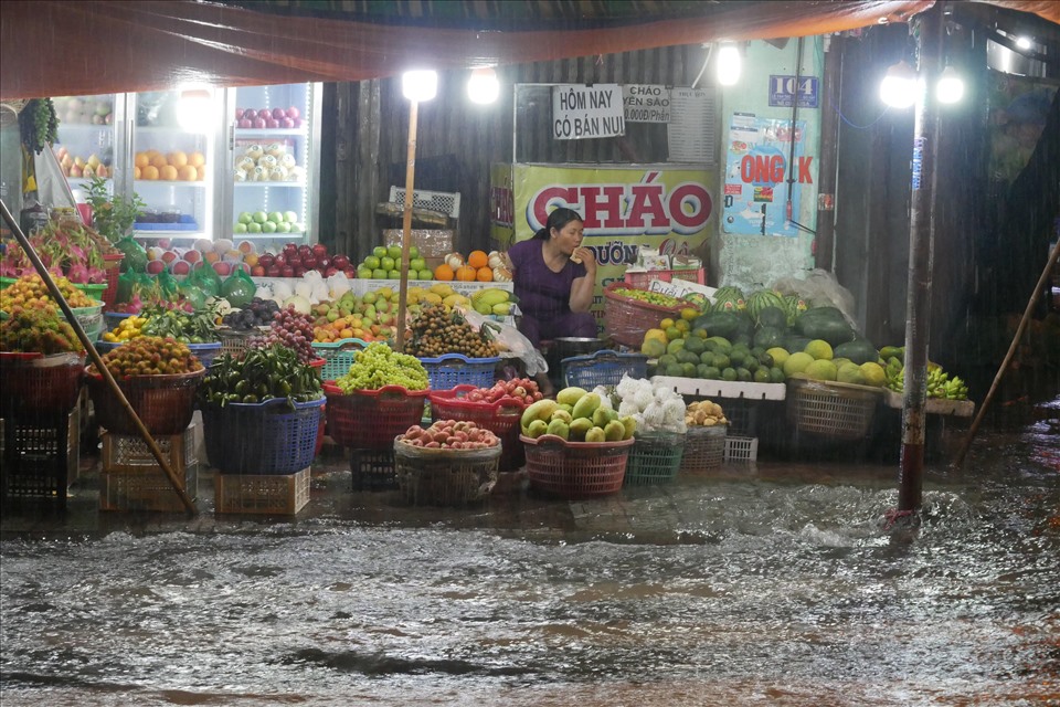 Đường Lê Văn Thọ, quận Gò Vấp cũng bị ngập nặng khiến người dân buôn bán, mưu sinh gặp nhiều khó khăn