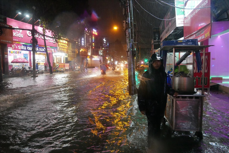 Đường Lê Văn Thọ, quận Gò Vấp cũng bị ngập nặng khiến người dân buôn bán, mưu sinh gặp nhiều khó khăn