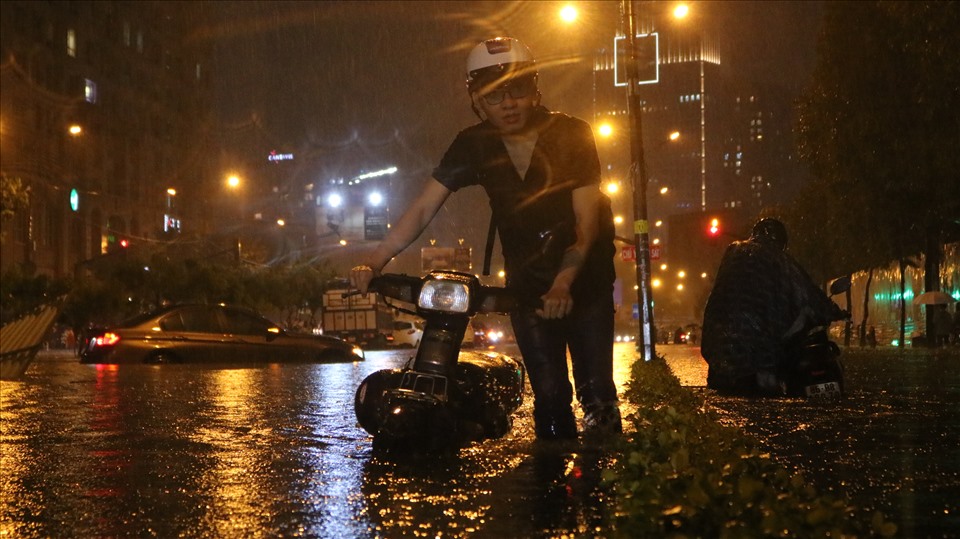 Rốn ngập đường Nguyễn Hữu Cảnh ngập kinh khủng khiến giao thông tê liệt