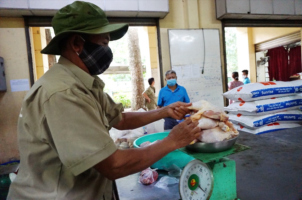 Khẩu phần ăn được các bác sĩ thú y lên lịch theo từng cá thể nên các nhân viên của Xí nghiệp động vật thuộc Công ty TNHH Thảo Cầm Viên Sài Gòn phải cân đúng trọng lượng. Tất cả thực phẩm đều phải tươi ngon.