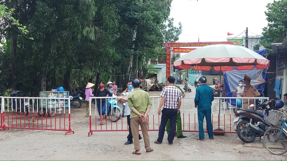 Lực lượng chức năng TP. Sầm Sơn tiến hành lập chốt kiểm soát tại phường Quảng Vinh để phòng chống dịch COVID-19. Ảnh: Quách Du