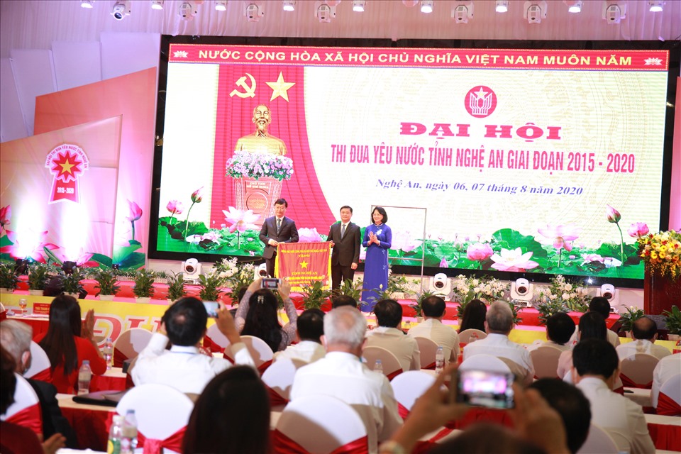 Đ/c Đặng Thị Ngọc Thịnh trao Cờ Thi đua của Chính phủ cho tỉnh Nghệ An. Ảnh: Trần Tuyên