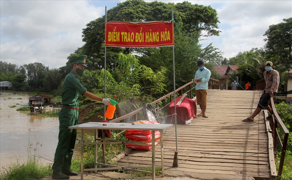 Tại biên giới khu vực biên giới, người dân nước bạn Campuchia hàng ngày qua Việt Nam để đi chợ mua rau, thịt, cá... Tuy nhiên, từ khi đường biên giới tạm đóng phục vụ việc phòng chống dịch COVID-19, người dân biên giới gặp khó khăn trong việc mua bán nhu yếu phẩm phục vụ trong cuộc sống hàng ngày.