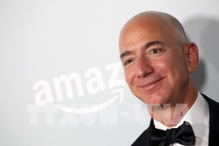 Theo tính toán của Forbes, tính đến ngày 26.8, tài sản ròng của CEO Amazon đạt 199,7 tỉ USD. Đây là mức tài sản cao kỷ lục của ông chủ Amazon. Khối tài sản ròng này cũng cao hơn rất nhiều so với thời điểm trước khi Jeff Bezos ly hôn và chia cho vợ mình - bà MacKenzie 25% tổng tài sản, tương ứng với 4% cổ phiếu của Amazon, trị giá 38 tỉ USD. Chỉ trong hơn 3 tháng qua, Jeff Bezos kiếm được 49,4 tỉ USD. Ảnh: TTXVN