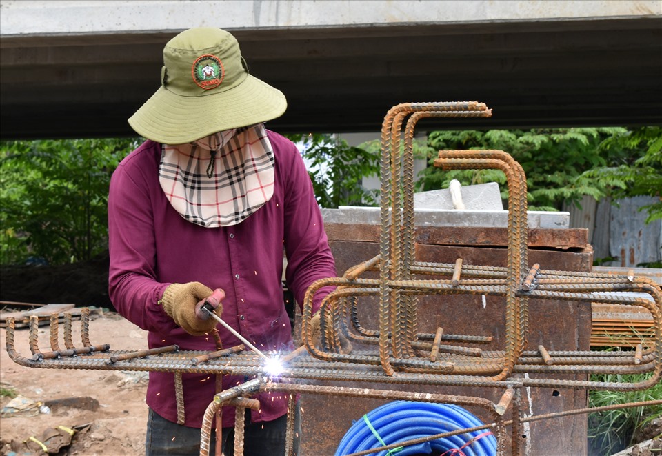 Ghi nhận tại dự án Cầu Quang Trung (quận Ninh Kiều), dù trời nắng hay mưa, các công nhân vẫn làm việc rất khẩn trương và tỉ mỉ.