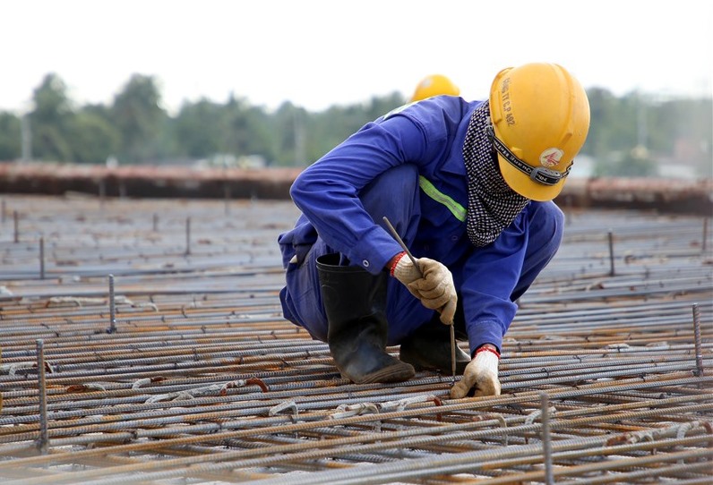 Ghi nhận tại dự án Cầu Quang Trung (quận Ninh Kiều), dù trời nắng hay mưa, các công nhân vẫn làm việc rất khẩn trương và tỉ mỉ.