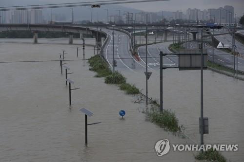 Con đường huyết mạch Dongbu Arterial ở đông bắc Seoul phải đóng cửa hôm 6.8 khi mực nước dòng sông Jungnang dọc theo đường này tiếp tục dâng cao do mưa lớn. Ảnh: Yonhap