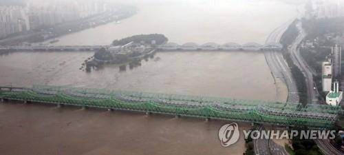 Đường cao tốc Olympic-daero dọc sông Hàn hôm 6.8, cảnh báo lũ đã được ban hành cho khu vực gần sông Hàn đoạn trung tâm Seoul lúc 11h khi mực nước tăng mạnh do đập thượng nguồn xả lũ. Ảnh: Yonhap