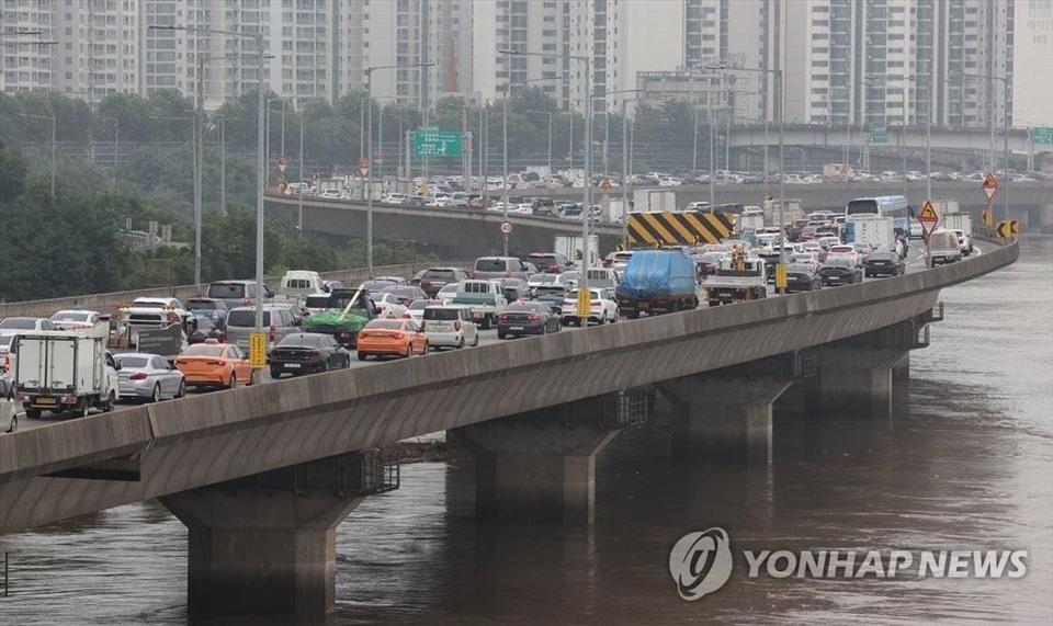 Xe ô tô di chuyển chậm chạp trên đường cao tốc  Gangbyeon ngày 7.8. Ảnh: Yonhap