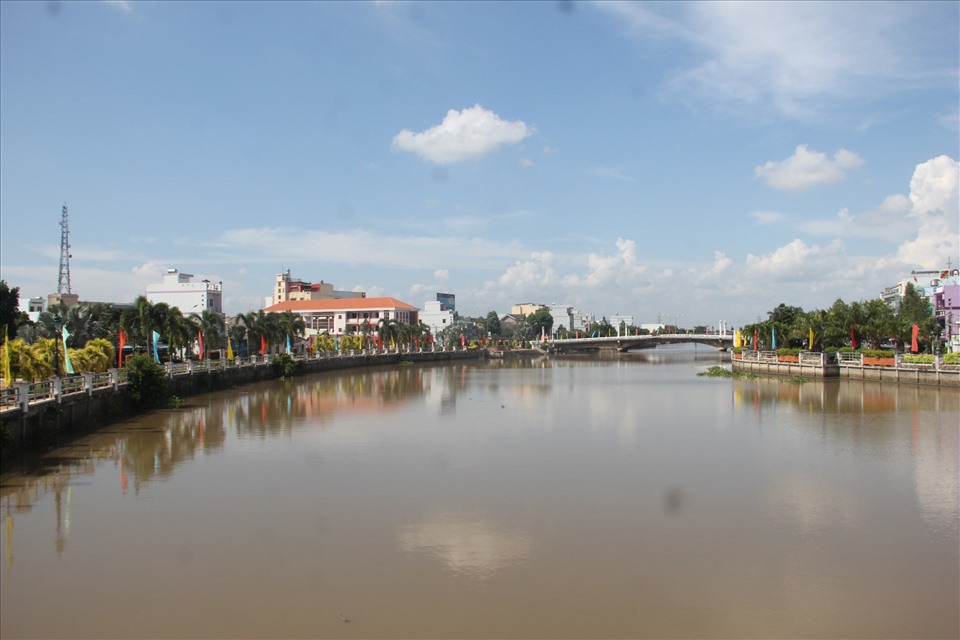 Sông Bảo Định, điểm nhấn giữa TP.Tân An. Ảnh: K.Q