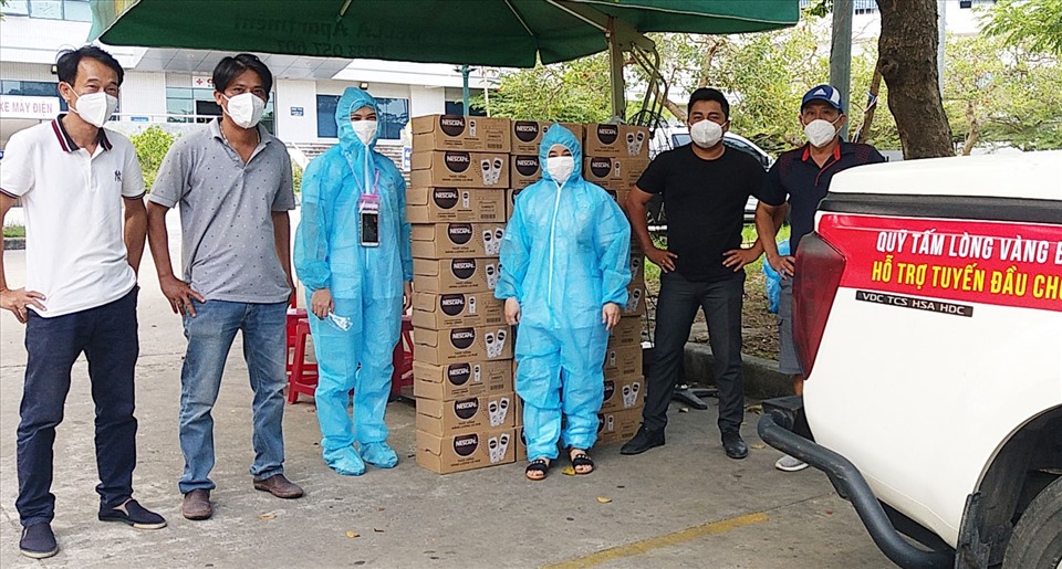 Trao thức uống năng lượng cà phê và cam tươi cho Trung tâm cấp cứu 115 Đà Nẵng (ảnh TB)