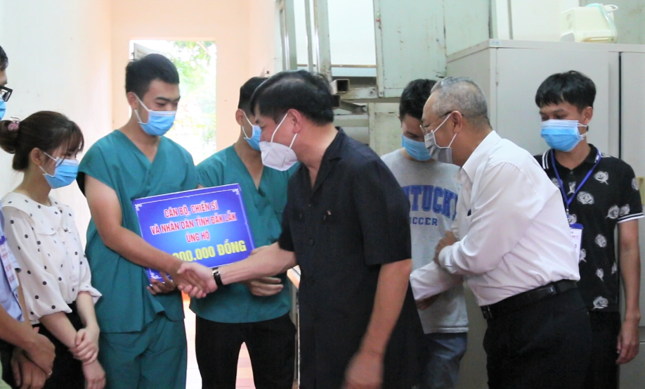 Lãnh đạo Tỉnh ủy Đắk Lắk thăm hỏi lực lượng y tế, cán bộ, chiến sĩ làm nhiệm vụ tuyến đầu chống dịch. Ảnh Bảo Trung