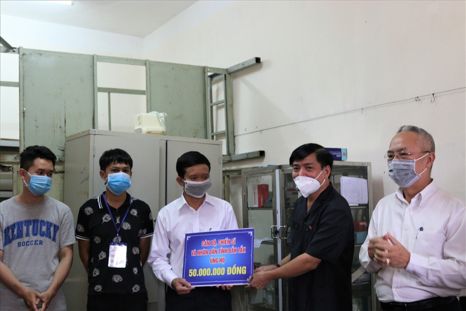 Bí thư Đắk Lắk kỳ vọng lực lượng y tế tỉnh nhà sẽ tiếp tục kiểm soát tốt dịch bệnh, ngăn không cho lan rộng. Ảnh Bảo Trung