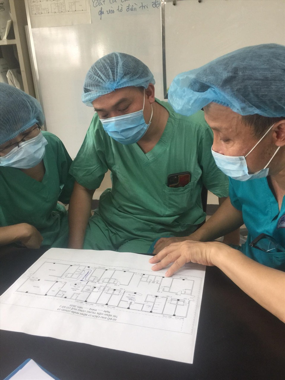 PGS.TS Nguyễn Lân Hiếu cùng các đồng nghiệp ở Bệnh viện Trung ương Huế đưa ra phương án điều trị cứu bệnh nhân COVID-19 nặng. Ảnh: Minh An